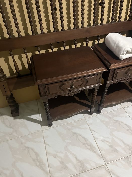 Cama de casal e mesinhas de cabeceira