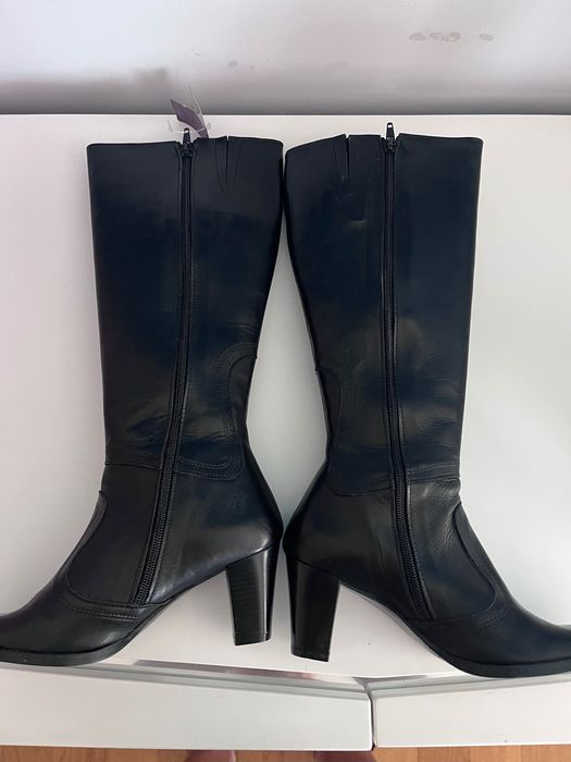 Botas em pele número 36 cor preta - novas