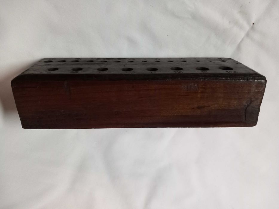 Cepo - Em madeira para brocas com os orifícios numerados