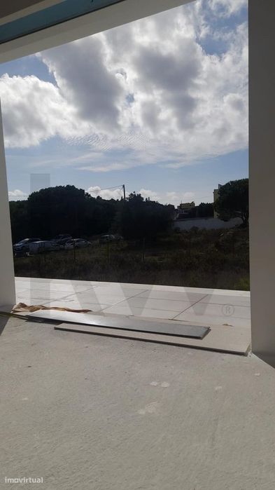 Moradia moderna T4 em Manique na fase final de construção com Piscina