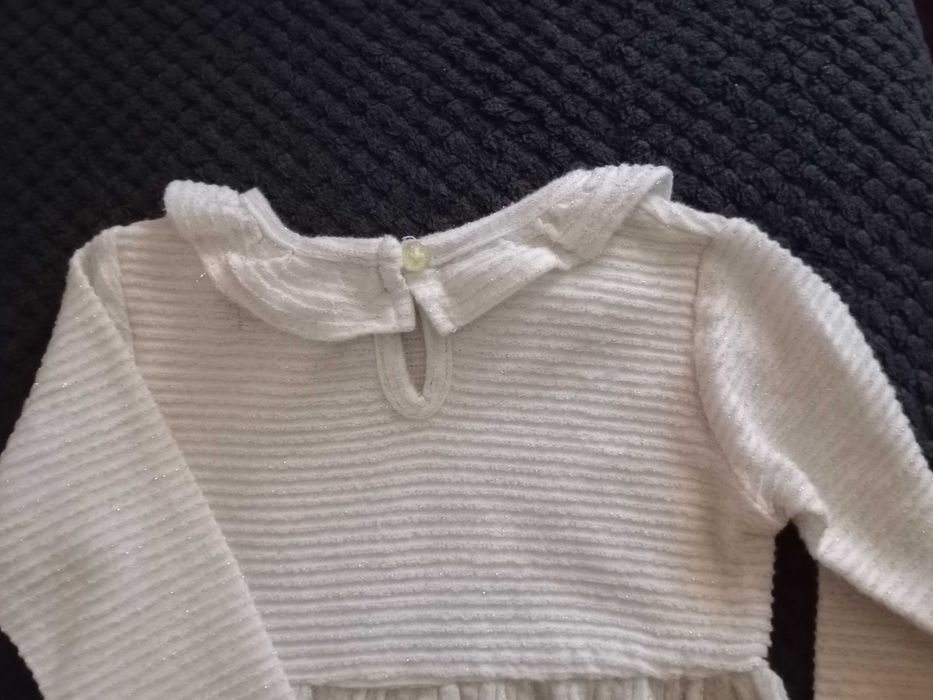 Vestido Bebé bege, com fio dourado, folho decote 6 meses - 68 cm