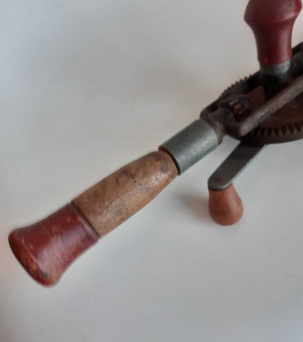 Ferramenta antiga, Furador de Manivela