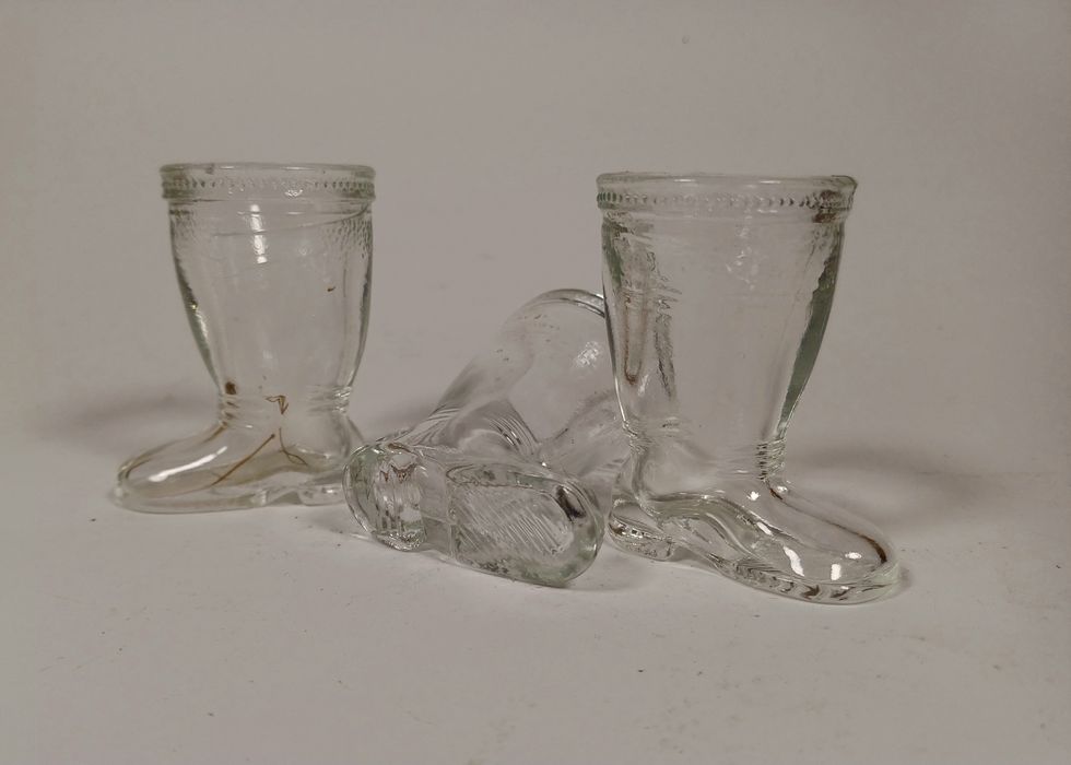Trzy kieliszki buty - szkło prasowane - Vintage  - PRL