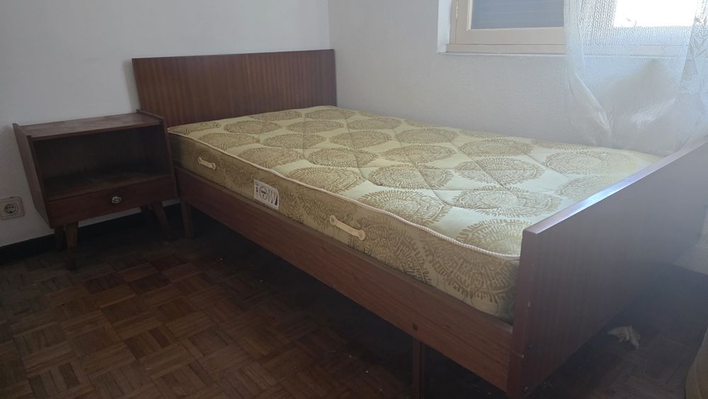 Cama de solteiro em madeira e mesa de cabeceira