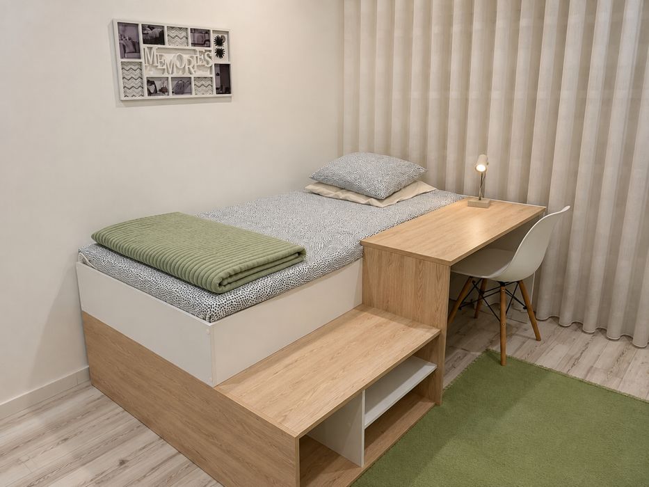 Cama individual com secretária + colchão incluído