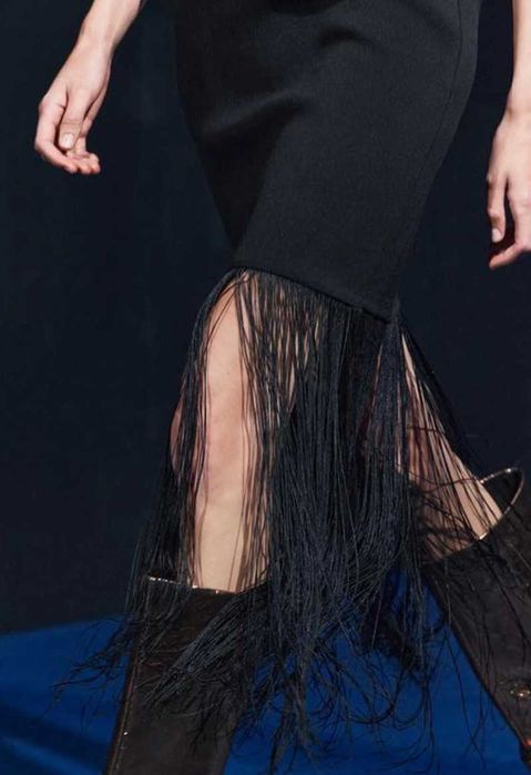 Zara sukienka z frędzlami i dekoltem czarna