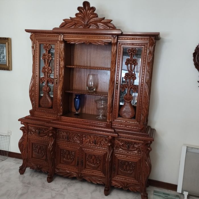 Louceiro/Cristaleira em madeira maciça trabalhada