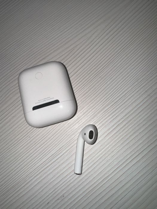 Продам Наушник и кейс airpods 2