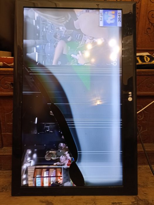 TV LG 32LE3300 a funcionar com painel partido