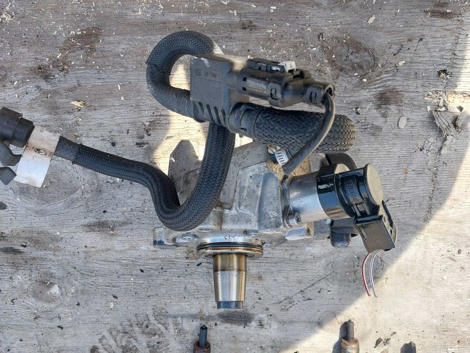 Pompa wtryskowa bmw 2.0d  0445--010--519 sprawna