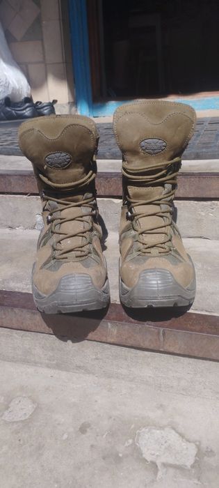 Продам берцы демисезонные 43 размер б/у два раза одевал цена 3000 гр.