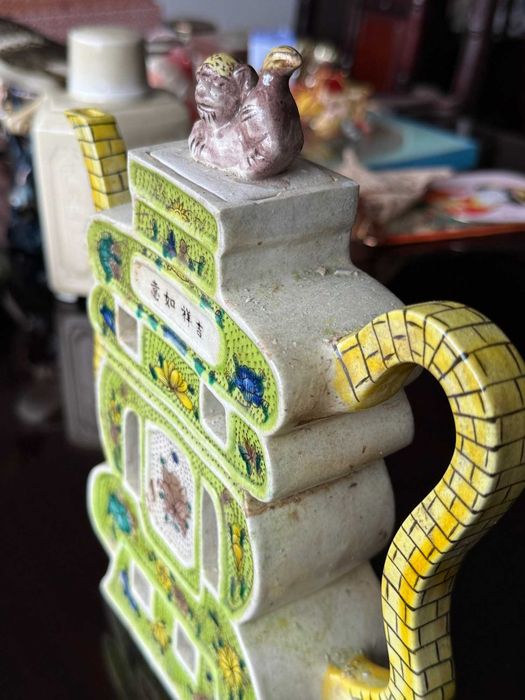 Jarro chinês em porcelana famille verte com figuras