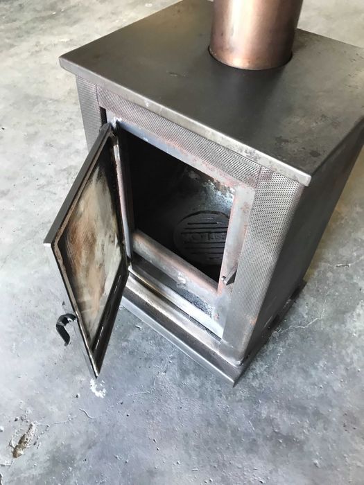 Salamandra em ferro com muito pouco uso.