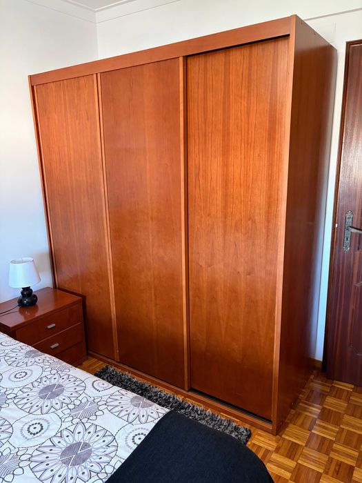 Mobília de Quarto Casal em Cerejeira – Cama (com colchão)+Cómoda+Roupeiro+Espelho+Cadeira+Mesinhas