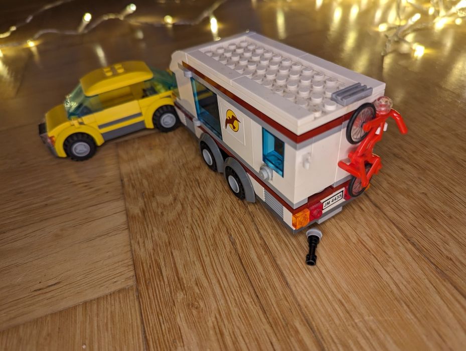 Klocki LEGO 4435 samochód z przyczepą kempingową
