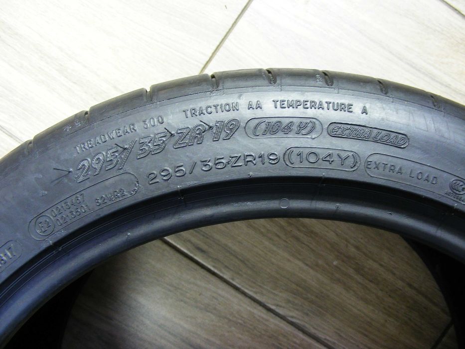 Літня гума 295/35/19 -2 шт.Michelin Pilot Super Sport.