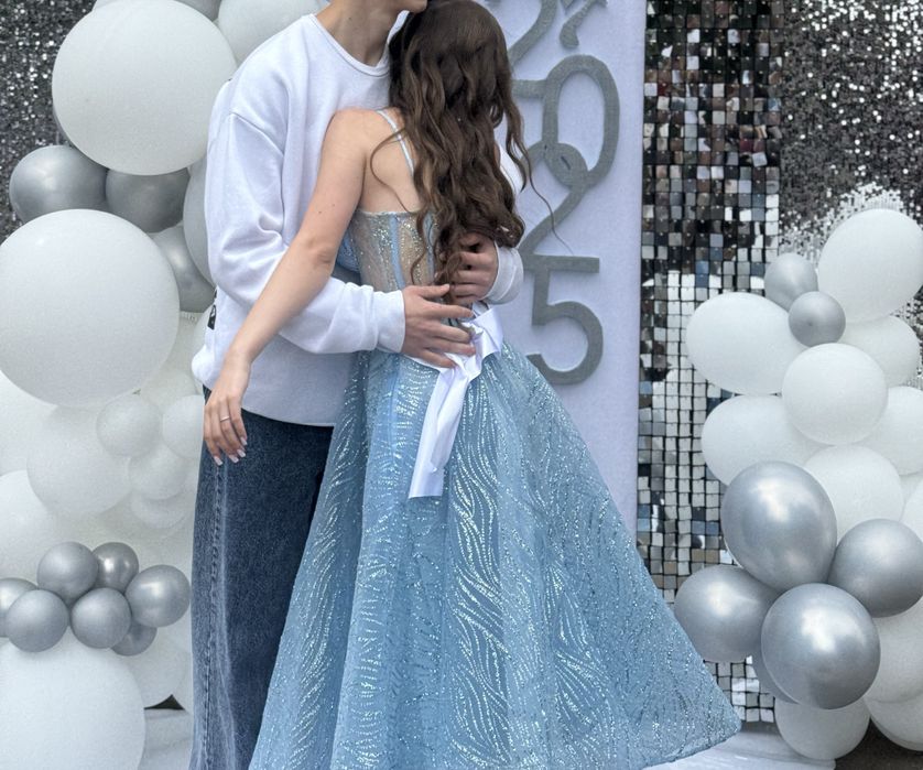 Блакитна випускна сукня