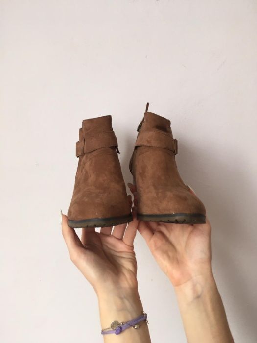 Brązowe botki na obcasie obcasy 39 Bershka zamszowe beżowe buty