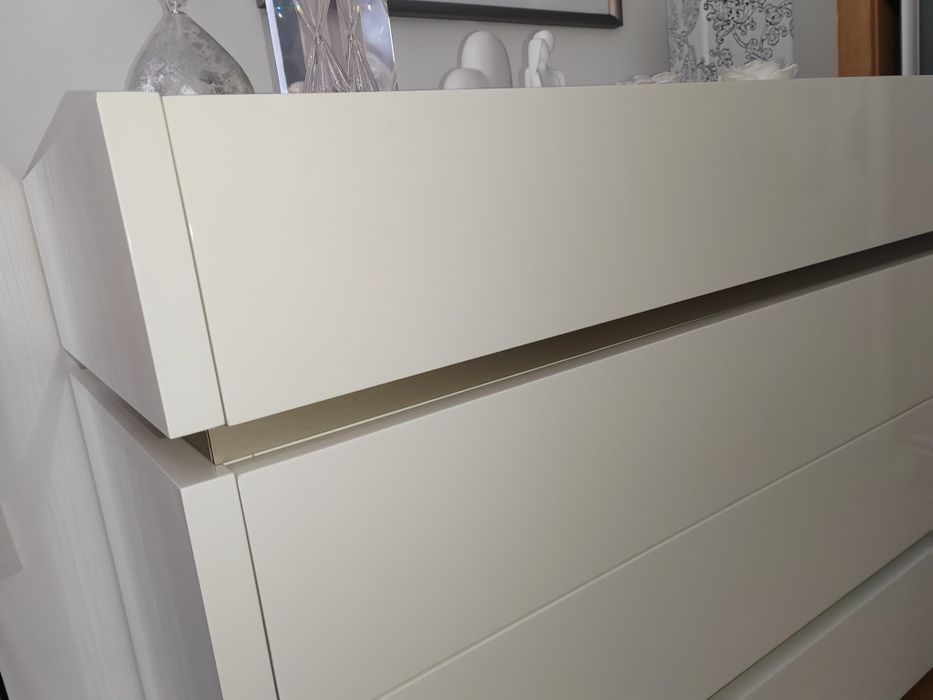 Cómoda branca lacada