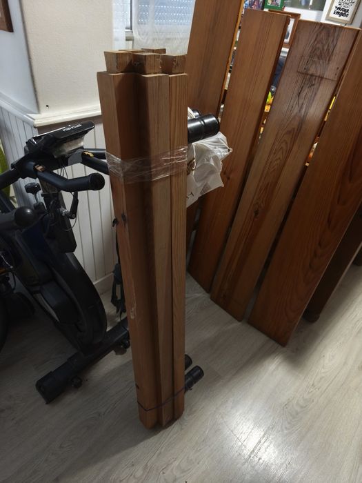 Cama em pinho, corpo é meio