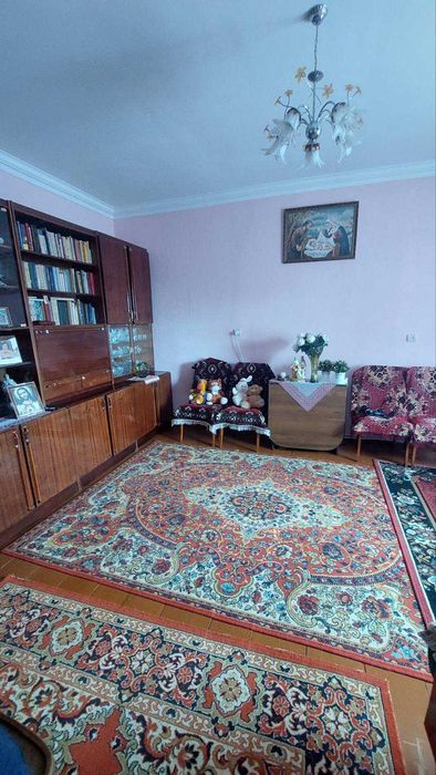 Продається гарний доглянутий будинок в с.Конюшки