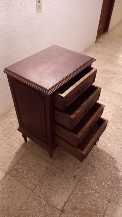 Mesinha de cabeceira em madeira Mogmo escura