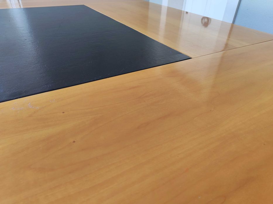 Mesa de escritório com uma parte em pele