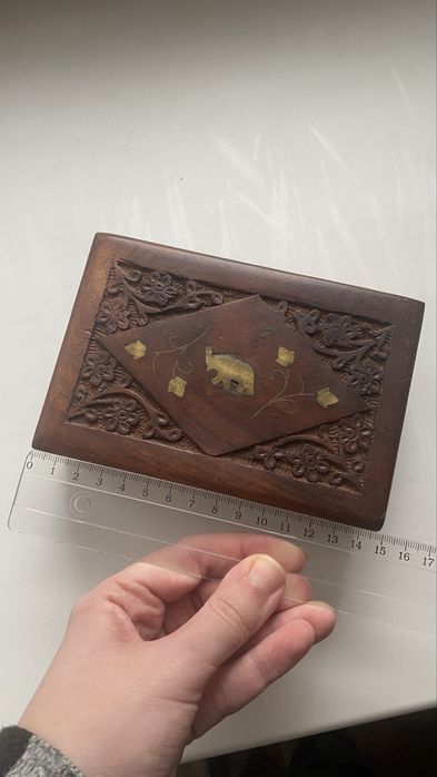 Деревянная шкатулка