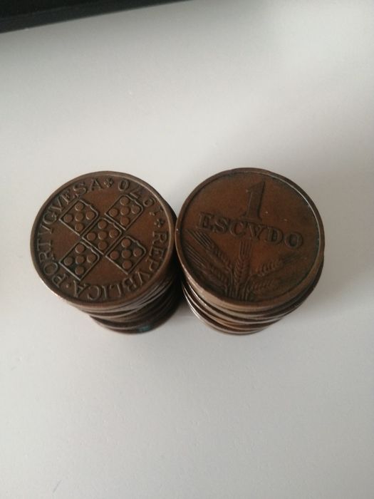 Vendo lote de 52 moedas "escudos" (portes incluídos)