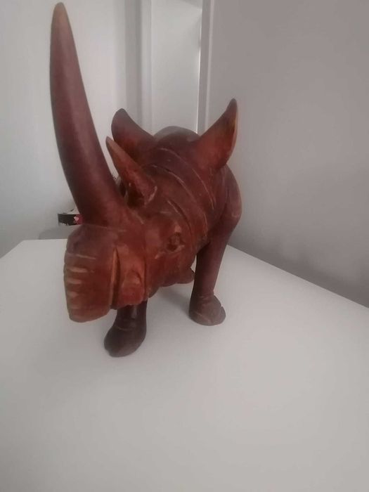 Rinoceronte Esculpido à Mão em Madeira Exótica Maciça (30cm)