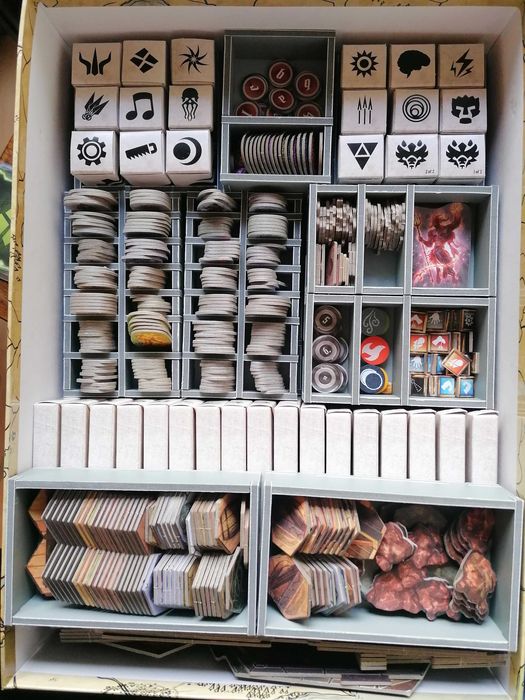 Gloomhaven como novo (com sistema de arrumação)