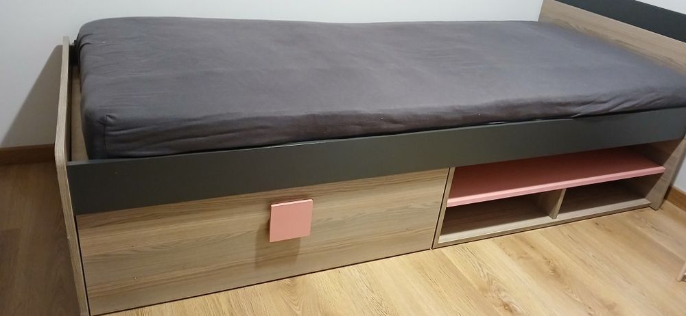 Dwa pojedyncze łóżka młodzieżowe