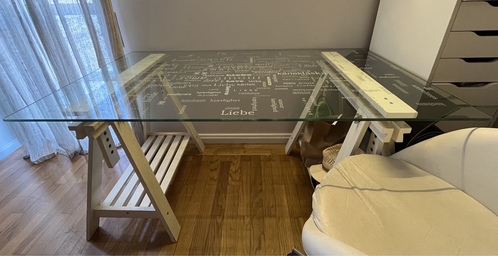 Secretária tampo vidro e pés cavalete