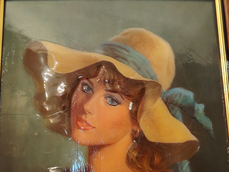 Quadro em Relevo que Retrata uma Senhora