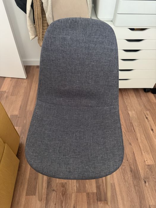 Cadeiras cizentas com pes em madeira