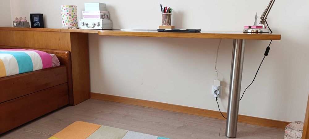 Cama solteiro e secretária