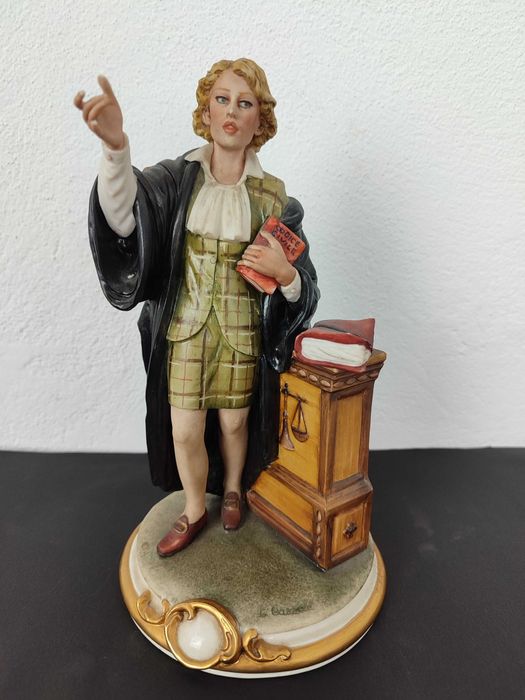 Escultura  de advogada Capodimonte