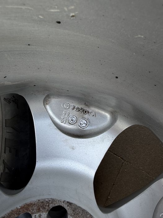 Диски  6Jx15H з шинами 195/65R15 на Toyota