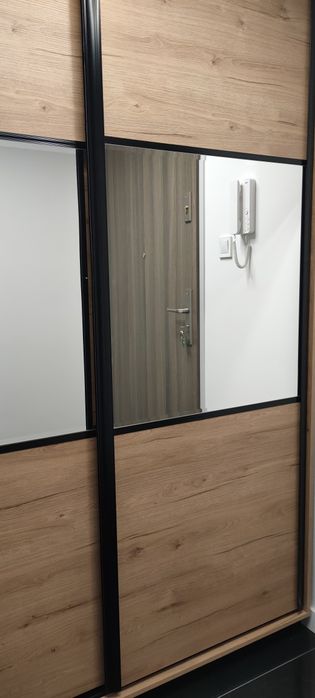 Szafa przesuwna z lustrem