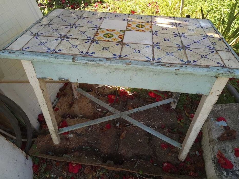 Mesa antiga tampo azulejos
