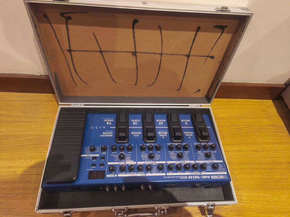 Baixos BOSS ME-90B BASS MULTI-EFFECTS Muti-FX para Baixo 8-Footswitches