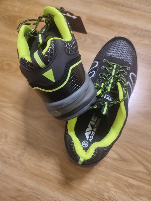 Продам новые кроссовки Avic