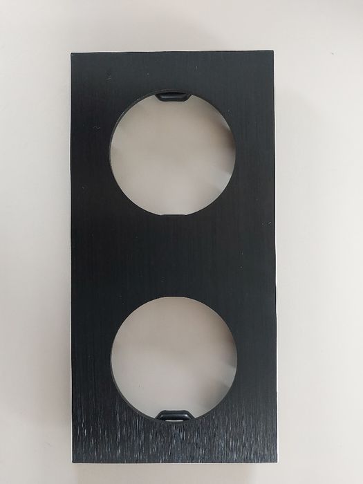 Osprzęt elektryczny gniazda i oprawy