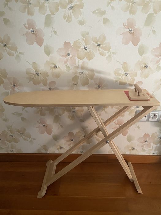 Tábua de passar a ferro de brincar (em madeira)