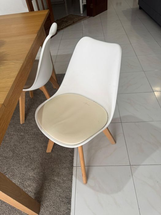 Mesa extensiva com 4 cadeiras