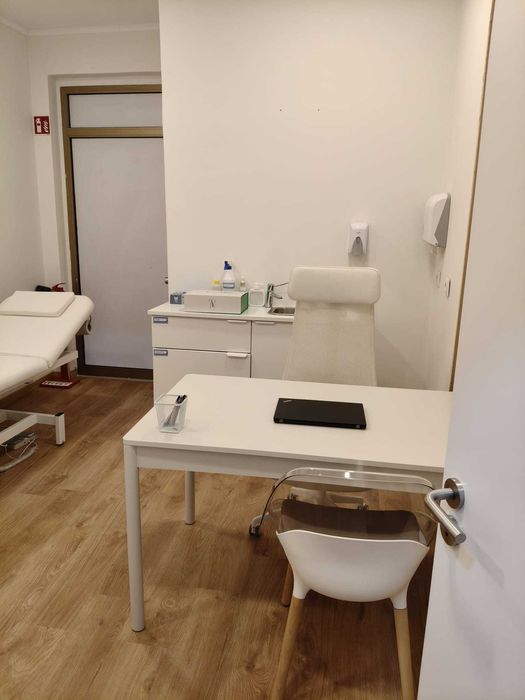 Alugam-se gabinetes em clínica na área da saúde e estética.