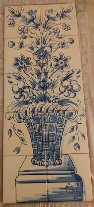 Painel de azulejos tradicionais portugueses, pintados á mão, assinado pela autora