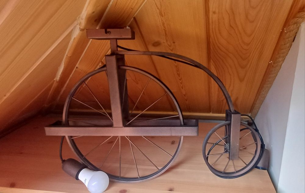 Rustykalna lampa rower
