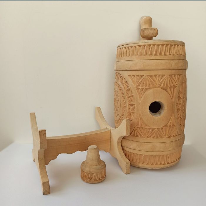 Декоративно-интерьерный деревянный бочонок на подставке