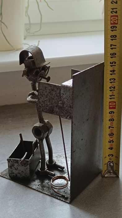 Metalowa figurka elektryk